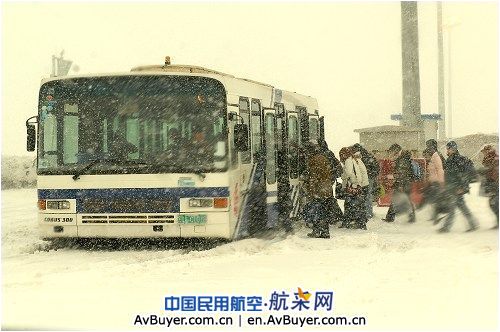国航地服全力做好2010年首场大雪航班保障