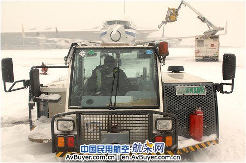 国航地服全力做好2010年首场大雪航班保障