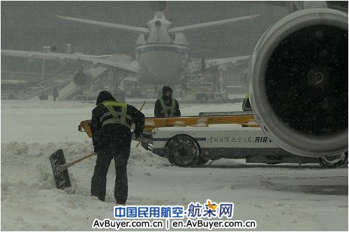 国航地服全力做好2010年首场大雪航班保障