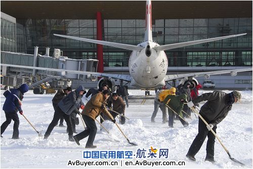 国航地服全力做好2010年首场大雪航班保障
