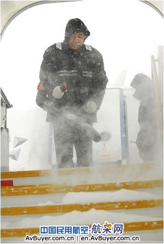 国航地服全力做好2010年首场大雪航班保障
