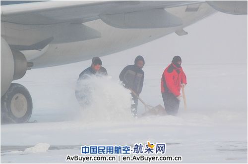 新年好大雪 南航大连分公司全力打“雪仗”