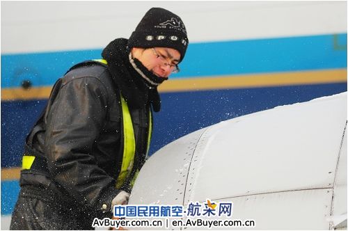新年好大雪 南航大连分公司全力打“雪仗”