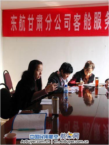 客舱部召开新老乘务长座谈会