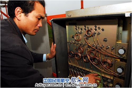 海南空管分局阴雨天防潮湿确保导航设备通畅