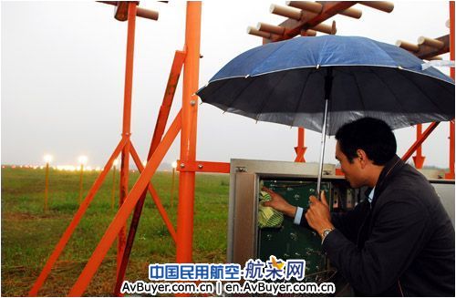 海南空管分局阴雨天防潮湿确保导航设备通畅
