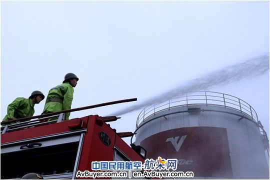 民航广汉机场举行油库灭火救援应急演习