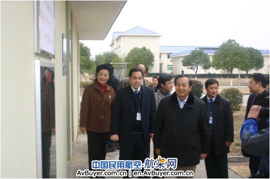 民航局夏兴华副局长莅临井冈山机场视察、慰问