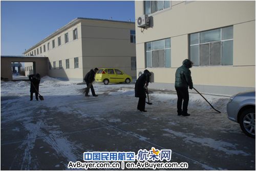 锡林浩特机场组织员工清扫场区积雪