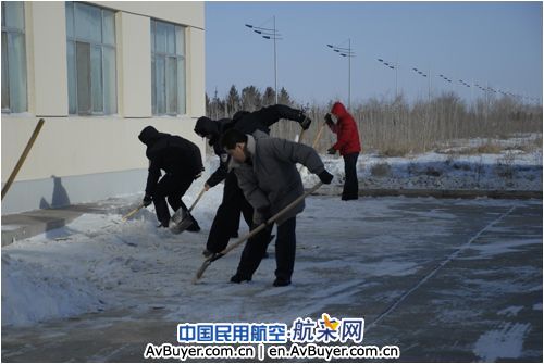 锡林浩特机场组织员工清扫场区积雪