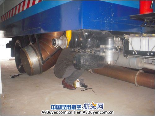 检车辆 保安全 大雪严寒锡林浩特机场吹雪忙