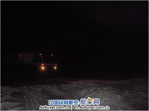 检车辆 保安全 大雪严寒锡林浩特机场吹雪忙