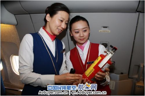 乘务组加强机上应急设备检查 确保飞行安全