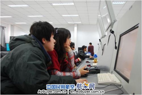 培训求实效——天津空管管制员进行雷达模拟机复训