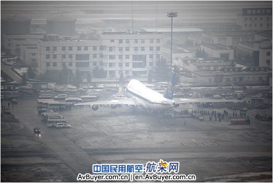 国门迎忠魂 载8名遇难人员遗体的包机今日抵京