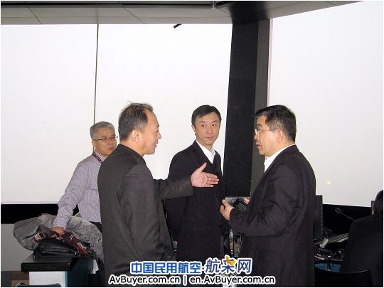 国门迎忠魂 载8名遇难人员遗体的包机今日抵京