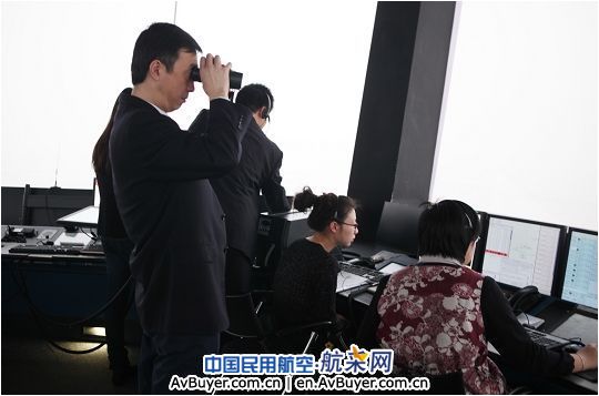 国门迎忠魂 载8名遇难人员遗体的包机今日抵京