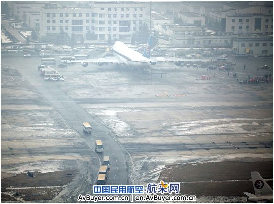 国门迎忠魂 载8名遇难人员遗体的包机今日抵京