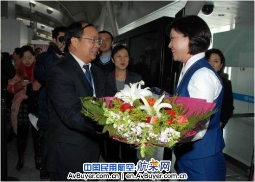 南航北方分公司纪念首批社招空姐安全飞行三十年