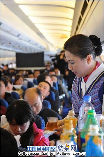 南航北方分公司纪念首批社招空姐安全飞行三十年