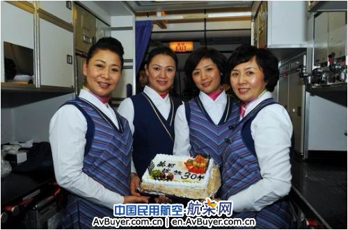 南航北方分公司纪念首批社招空姐安全飞行三十年