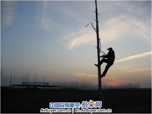 山东空管：冬夜，抢修DVOR导航设备进行时