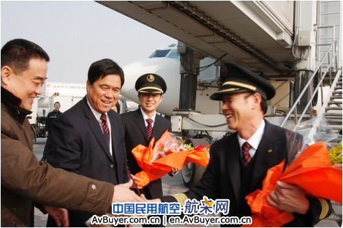 山航举行仪式庆祝功勋飞行员张允礼光荣退休