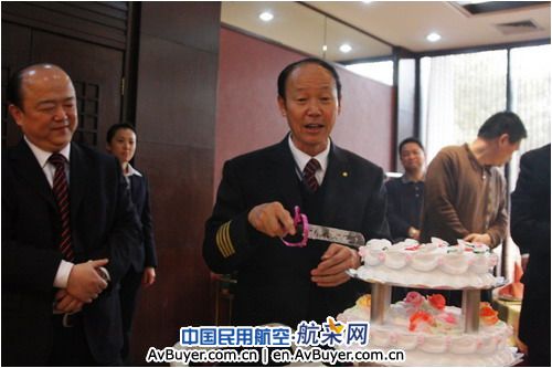 山航举行仪式庆祝功勋飞行员张允礼光荣退休