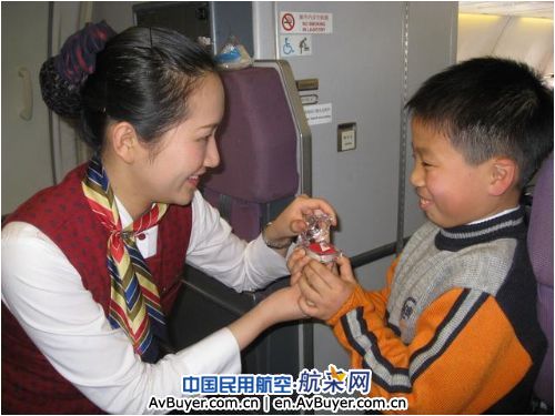 国航重庆红岩开展爱重庆机上特色活动