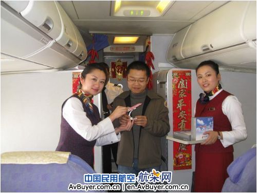 国航重庆红岩开展爱重庆机上特色活动