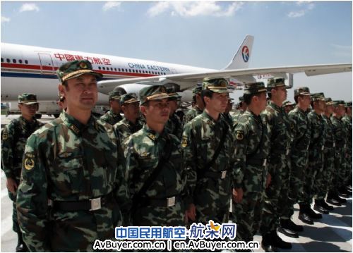 第八支中国赴海地维和防暴队从昆明机场出征侧记