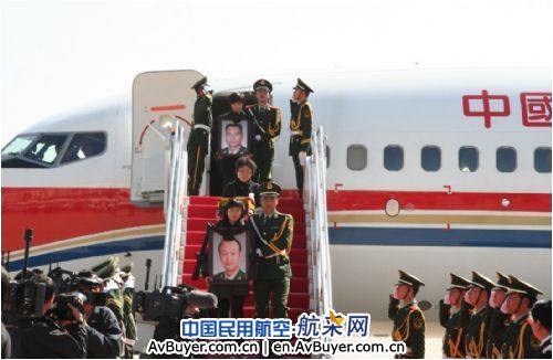 烈士回家   隆重迎接仪式在昆明机场举行
