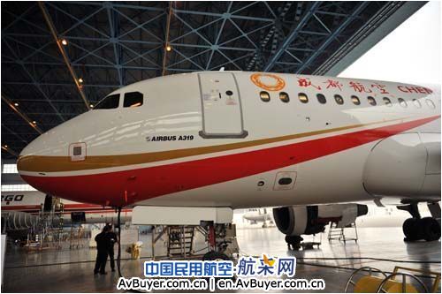 成都航空即将挂牌 国航机务为首架飞机披新衣