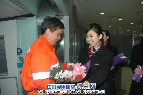 东航在首都机场举行仪式欢迎海地地震救援队回国