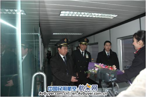 东航在首都机场举行仪式欢迎海地地震救援队回国