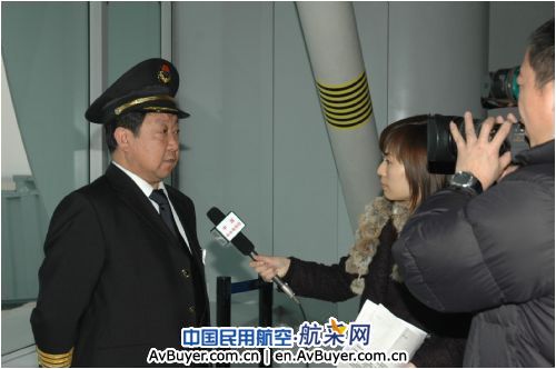 东航在首都机场举行仪式欢迎海地地震救援队回国