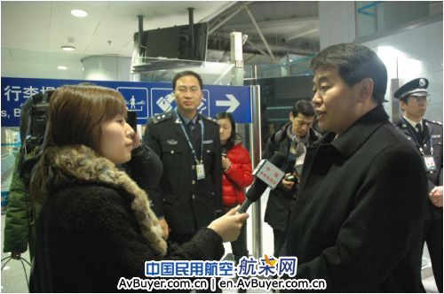 东航在首都机场举行仪式欢迎海地地震救援队回国