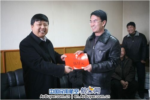 民航西北空管局王战局长慰问甘肃分局职工