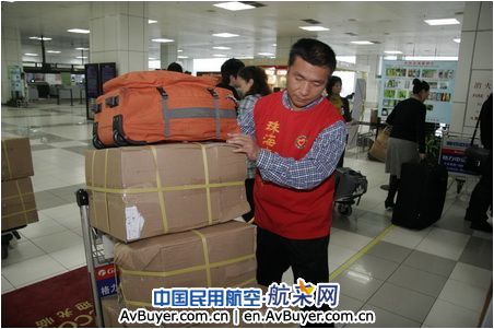 南航珠海公司青年志愿者身穿"红马甲"亮相