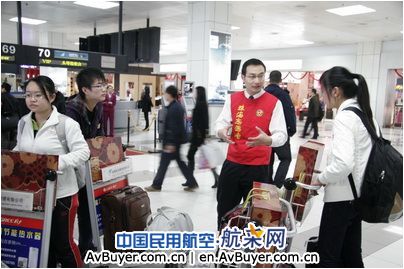 南航珠海公司青年志愿者身穿"红马甲"亮相