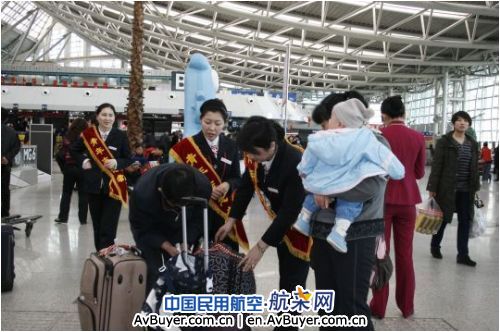 春运客流高峰初显 南航北方地服志愿者在行动