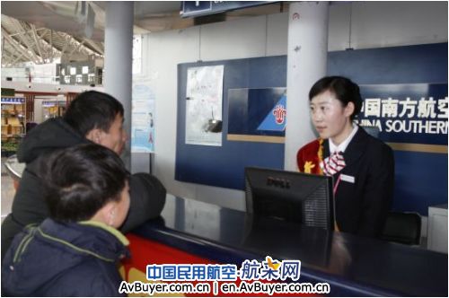 春运客流高峰初显 南航北方地服志愿者在行动