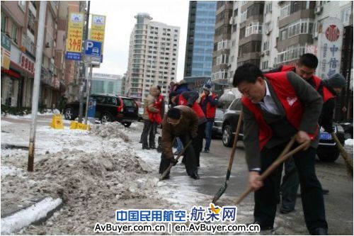 东航山东分公司“爱在东航”携风除雪记