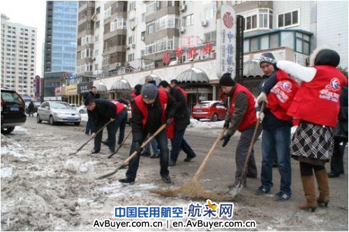 东航山东分公司“爱在东航”携风除雪记