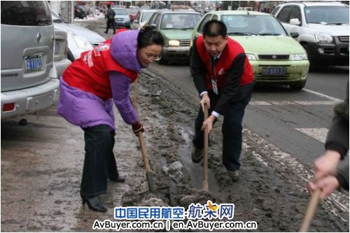 东航山东分公司“爱在东航”携风除雪记