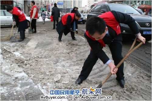 东航山东分公司“爱在东航”携风除雪记