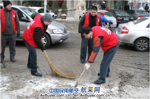 东航山东分公司“爱在东航”携风除雪记