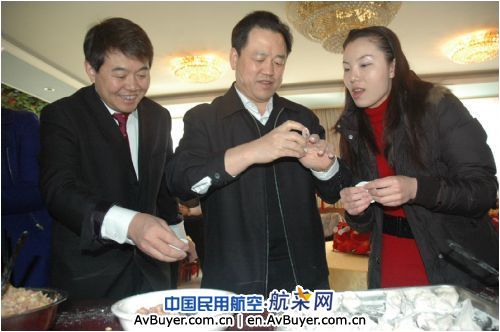 东航李军书记年三十与北京员工一起包饺子