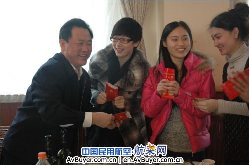 东航李军书记年三十与北京员工一起包饺子