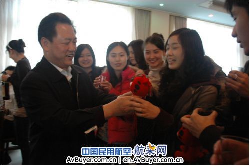 东航李军书记年三十与北京员工一起包饺子